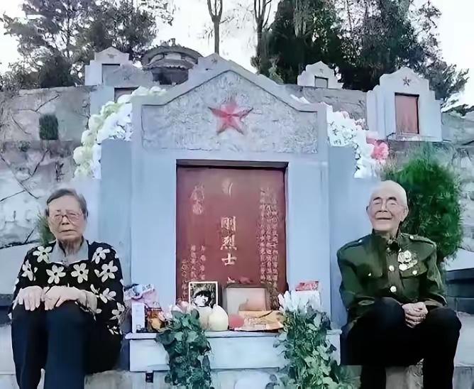 跨越43年的特殊全家福！18岁少年为国牺牲，父母白发赴滇含泪合影

泪目了！20