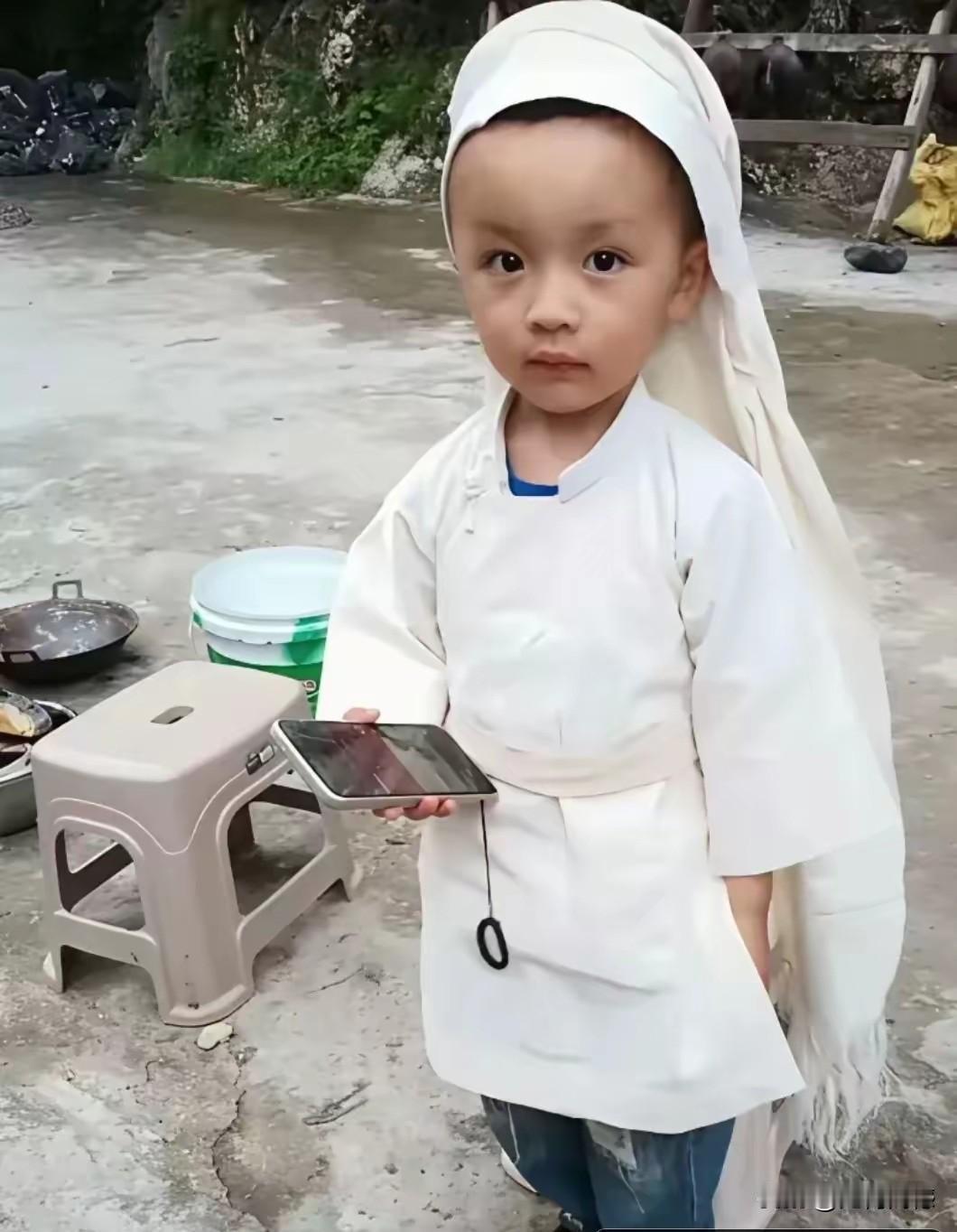 看到这么点的孩子，就戴着重孝，心里非常的不是滋味，他现在年纪小，还不知道失去母亲