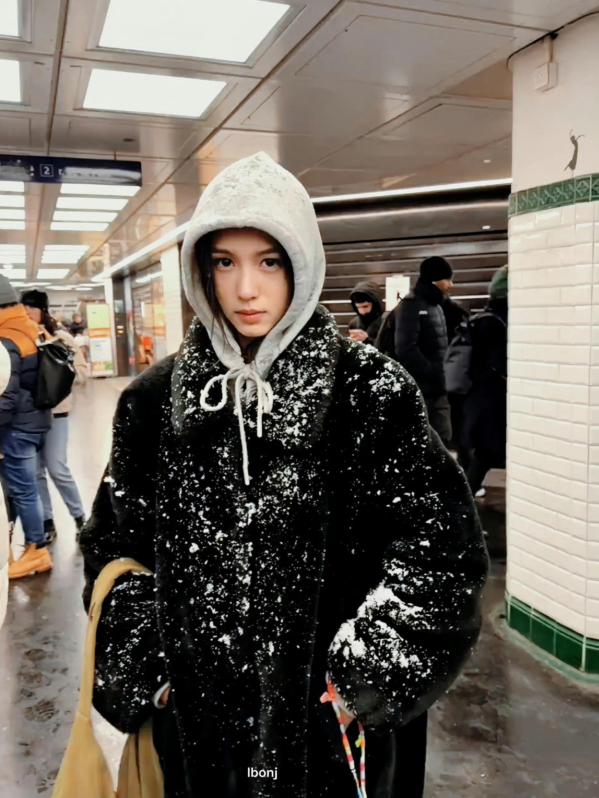 周也 内娱免检大光明微博之夜 【周也】女朋友想让我帮她擦雪但又不开口 就顶着一张