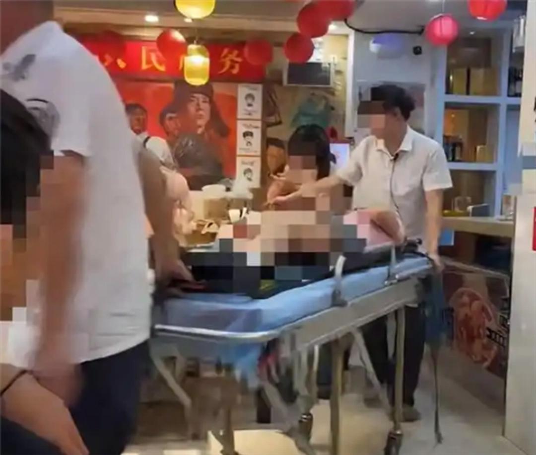 谁能想到，一口小炒辣子竟能让人直接瘫倒在地、呼吸失控？这事儿可不是闹着玩的！
