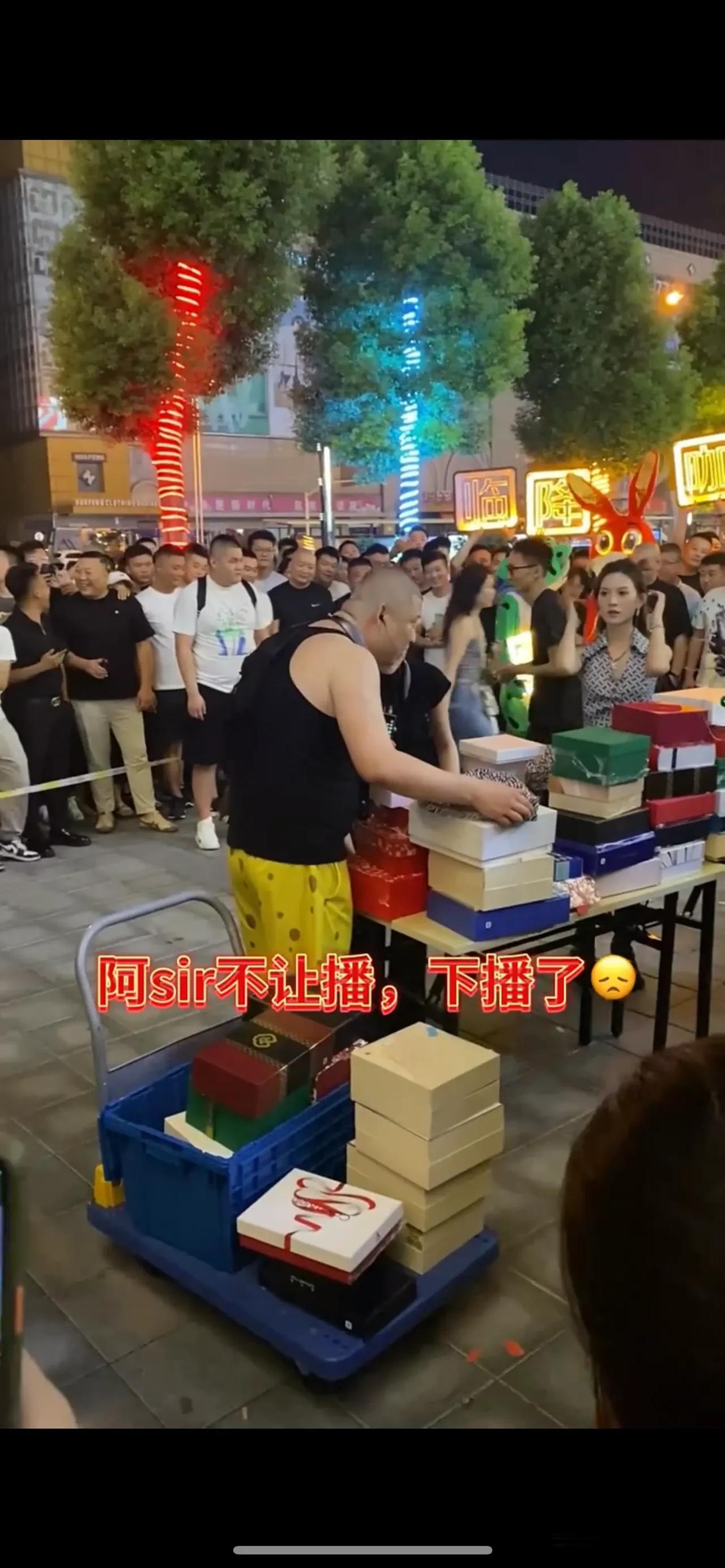 网红二驴昨晚来到山东临沂户外直播，现场人山人海，围的水泄不通，从画面上来看，最少