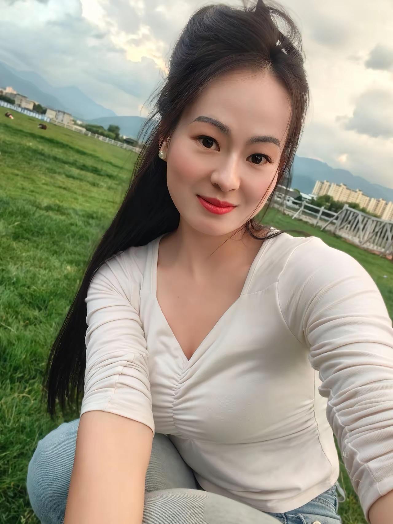 好爱这样的女子！气质如兰，从容沉静，浑身散发着岁月沉淀后的知性光芒。

热爱阅读