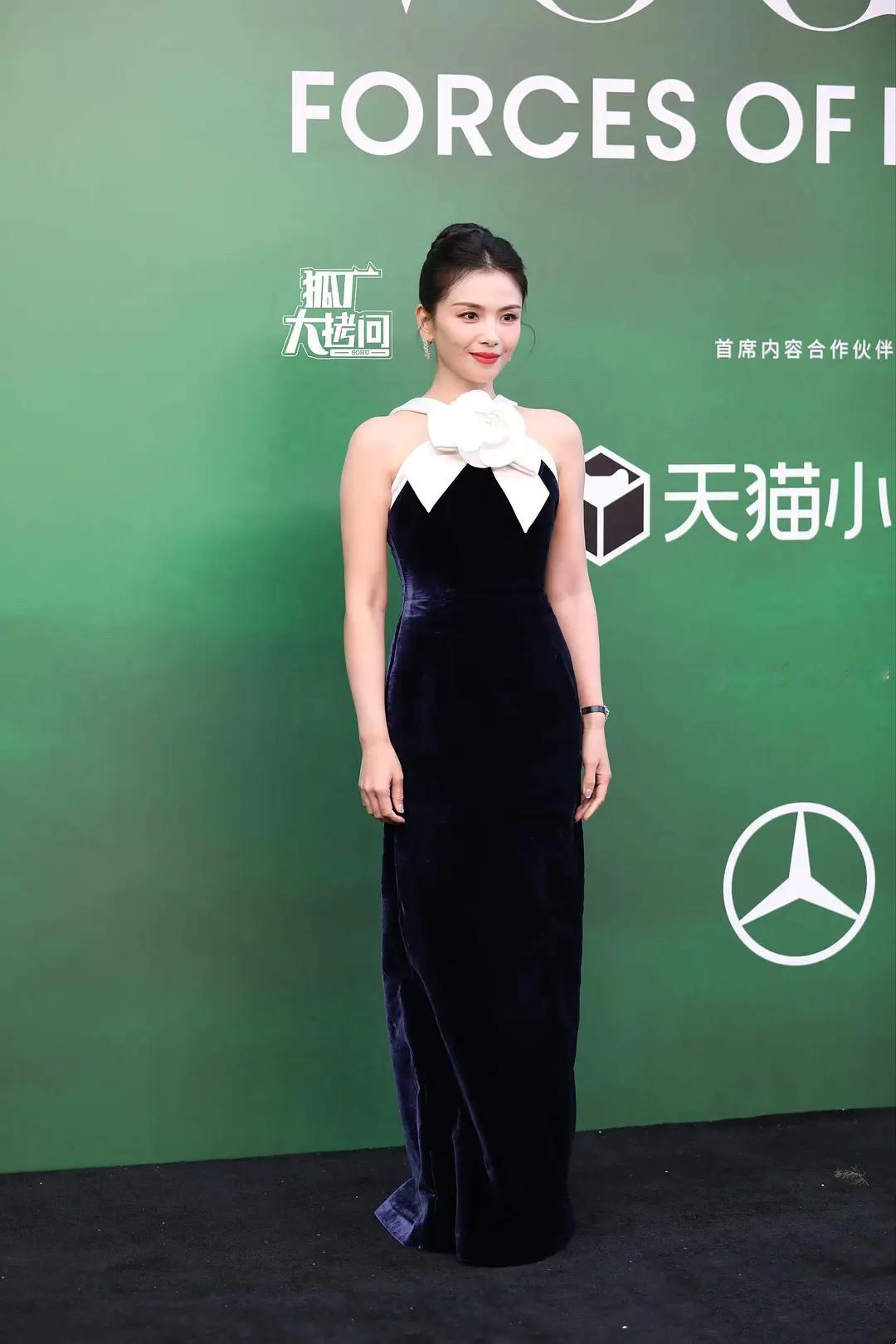 VOGUE盛典红毯刘涛脸温婉，手臂又很有力量感，状态好牛 ​​​