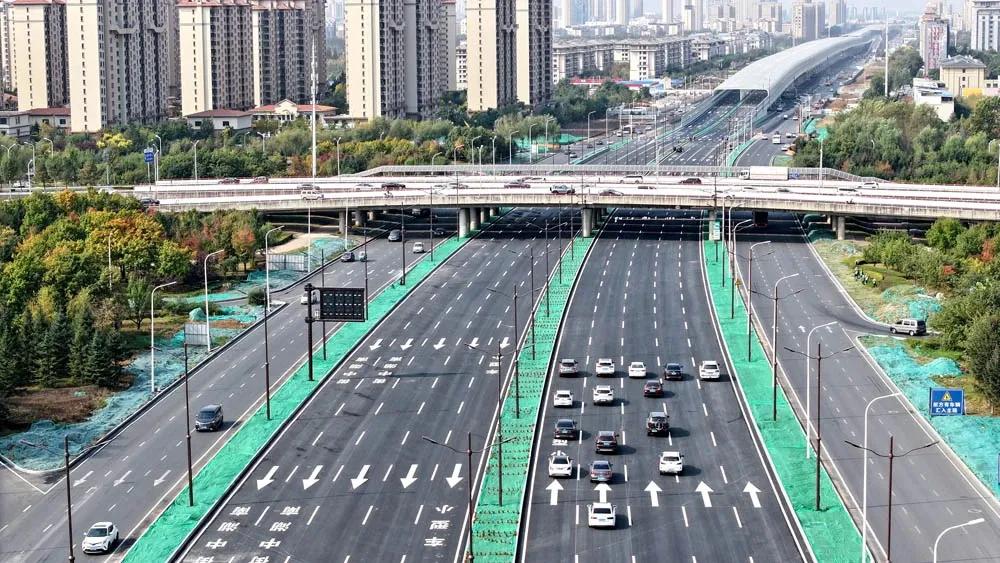 长春南四环快速路正式通车，部分路段多达21条车道。图片里的路段也有16车道。该快