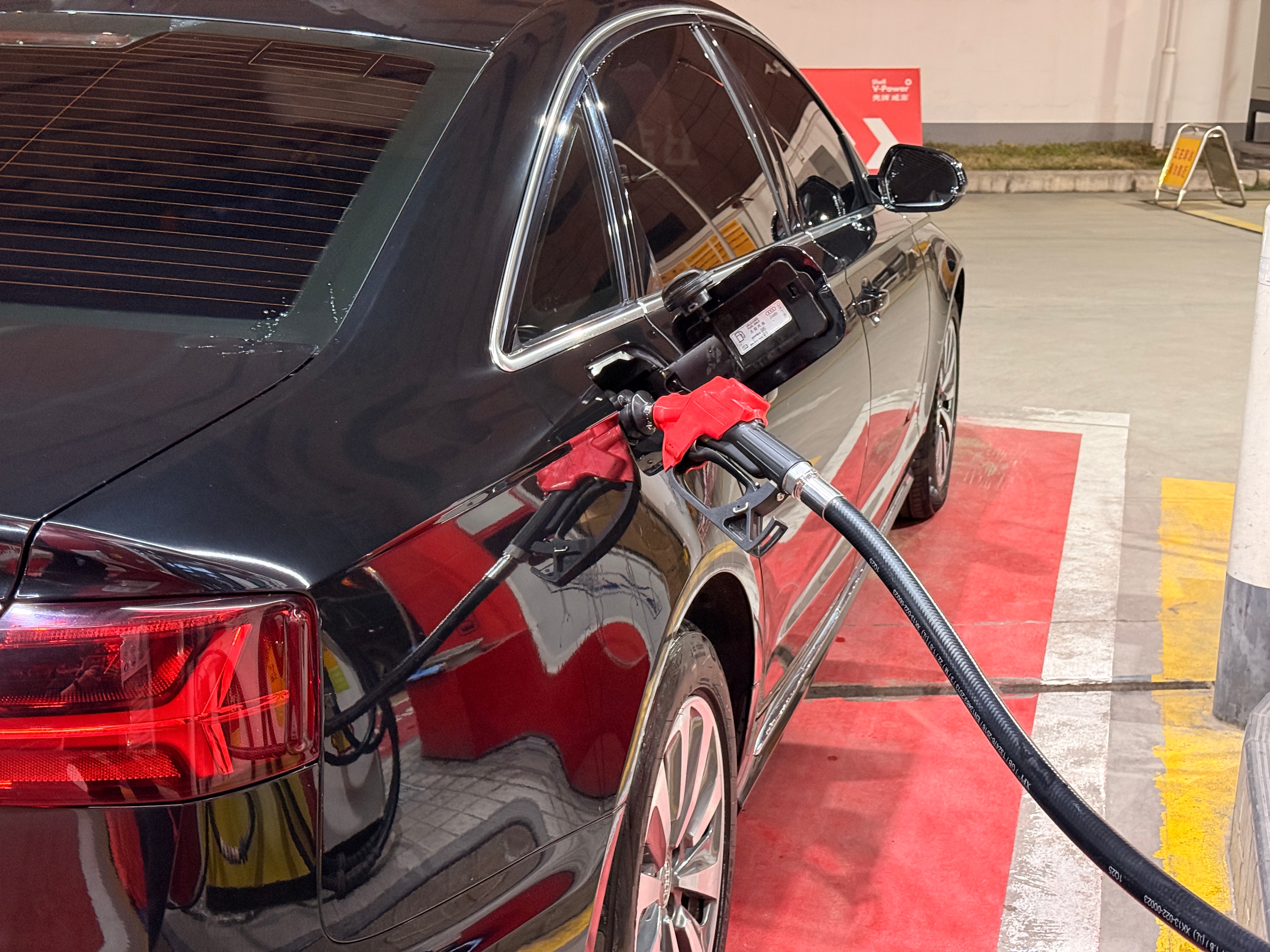 油价暴涨近9%昨晚上给奥迪加了今天晚点再去给另一辆车加满