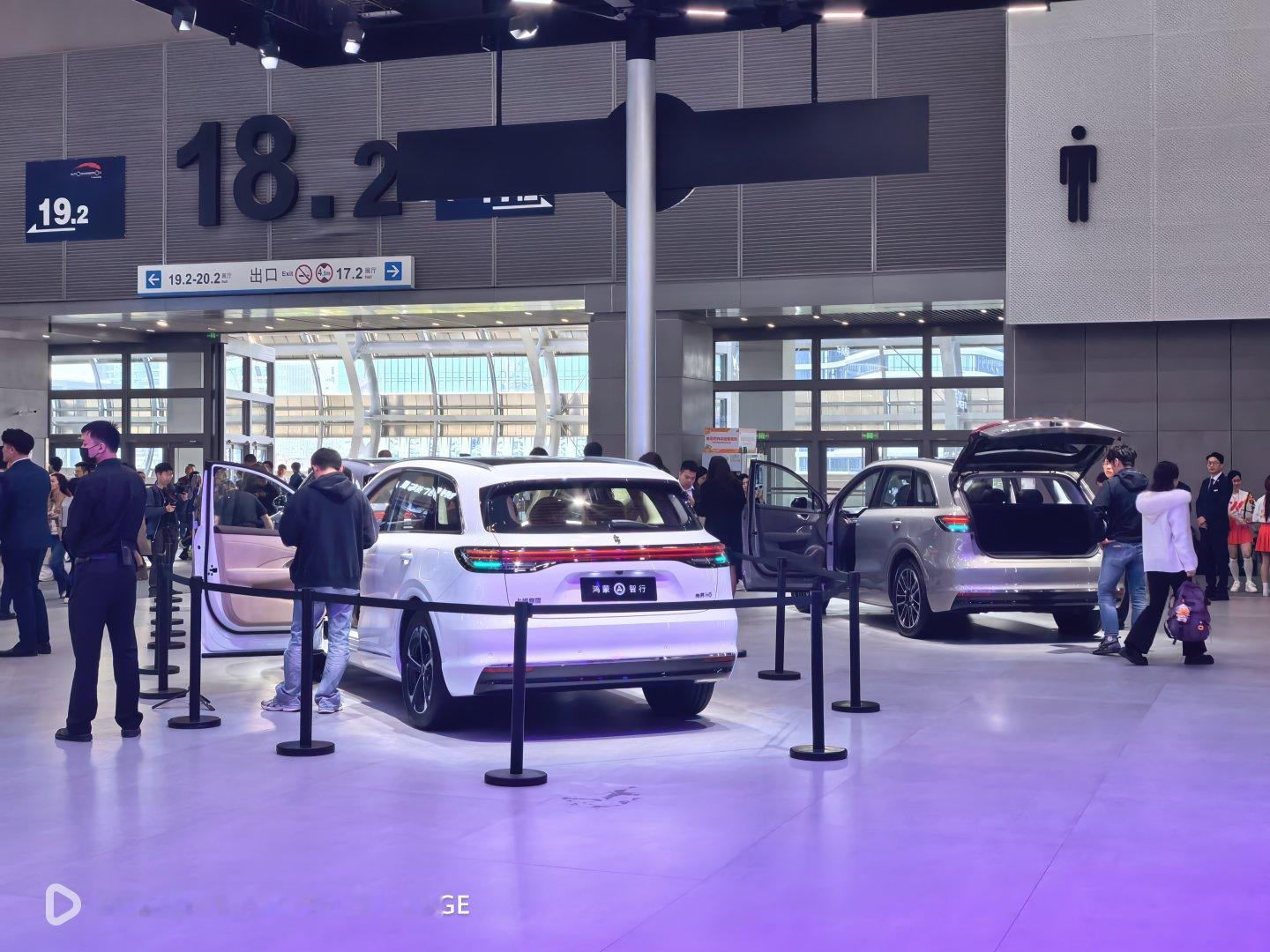 这次除了有一个鸿蒙智行专门的展台之外，好像各个界也有一个独立的展台！太帅了 