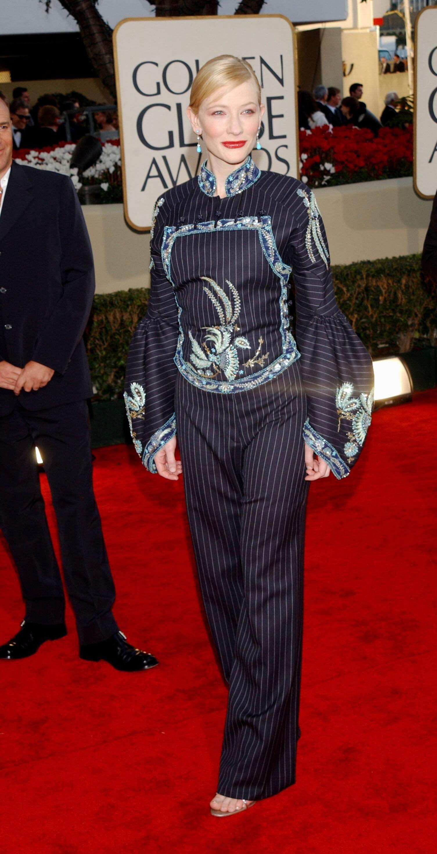 大魔王的东方风韵——刺绣蓝凤凰，碧蓝的绿松石耳环，酒红色的唇，曾经谁还不是仙女呢