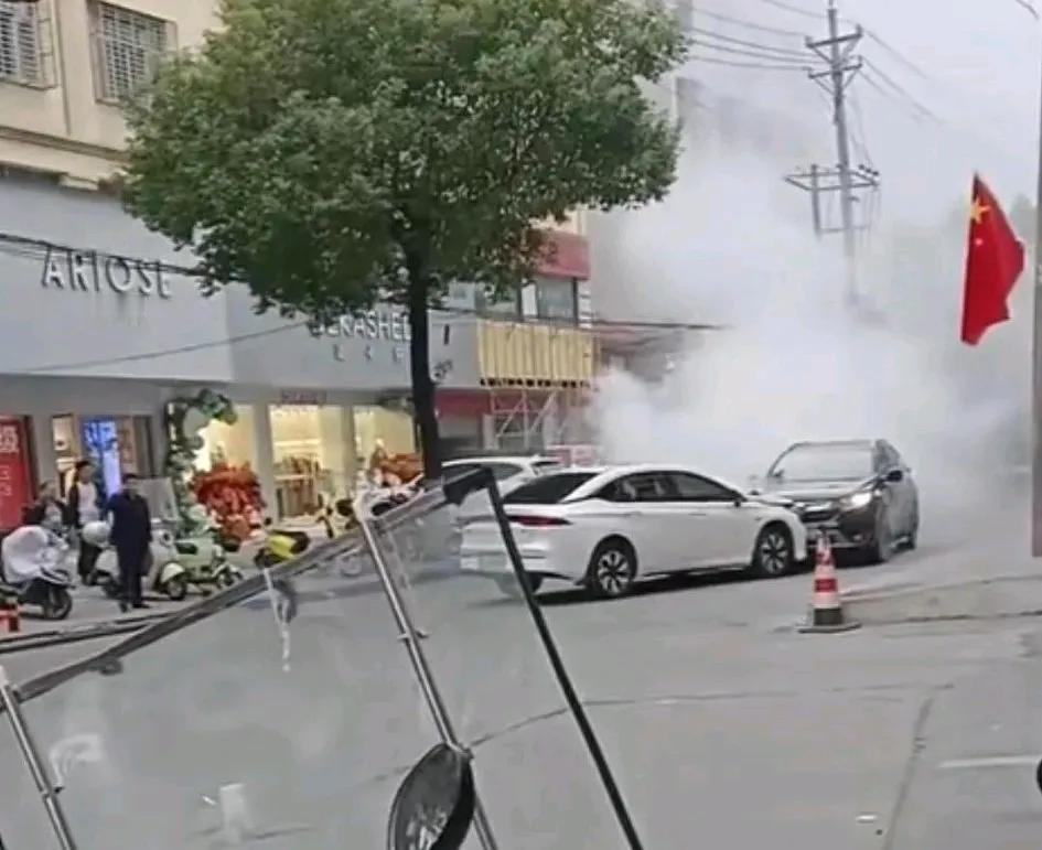 死死顶住失控车辆的他获赠新车
 杜志军在接受采访时表示，作为一名退役军人，当时他