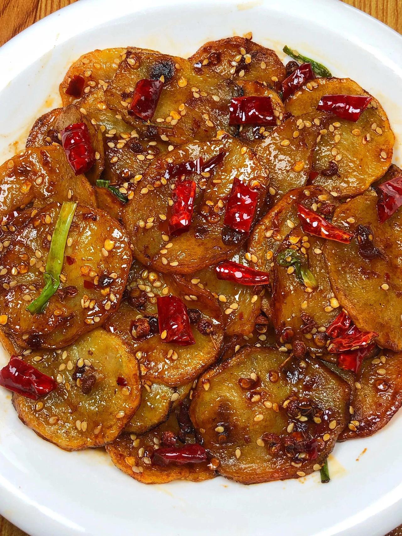 你要是想吃干锅土豆片，你就像我这样做！
简单好吃又下饭！
做法：
1、土豆煎至两