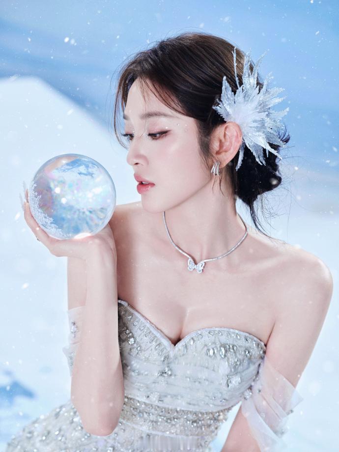 化身冰雪公主！漫天飞雪里盛放温柔——唐艺昕。每日明星美图分享 今天看到文旅宣传费