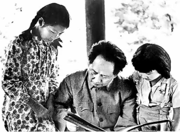 毛主席和他的两个女儿，伟大领袖的慈父情怀！

一张旧照片：一个伟大的父亲，两个周