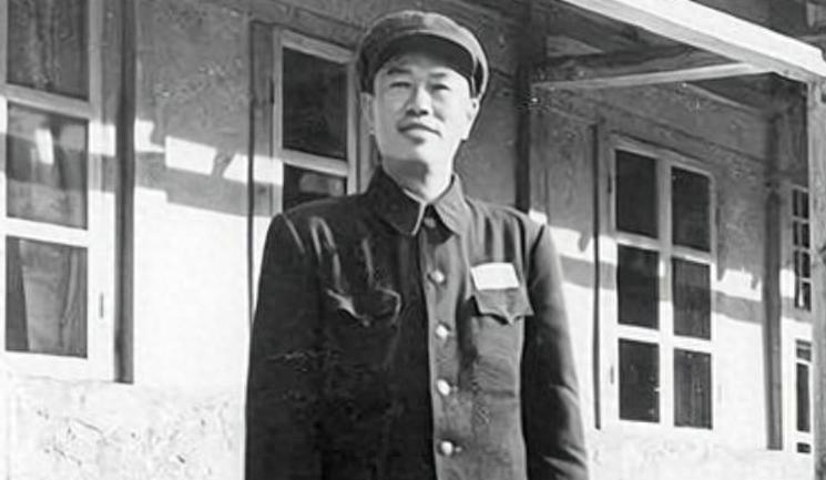 1960年邓华转业四川不满调动，愤然将自己的军装染成黑色以表达内心不满！
196