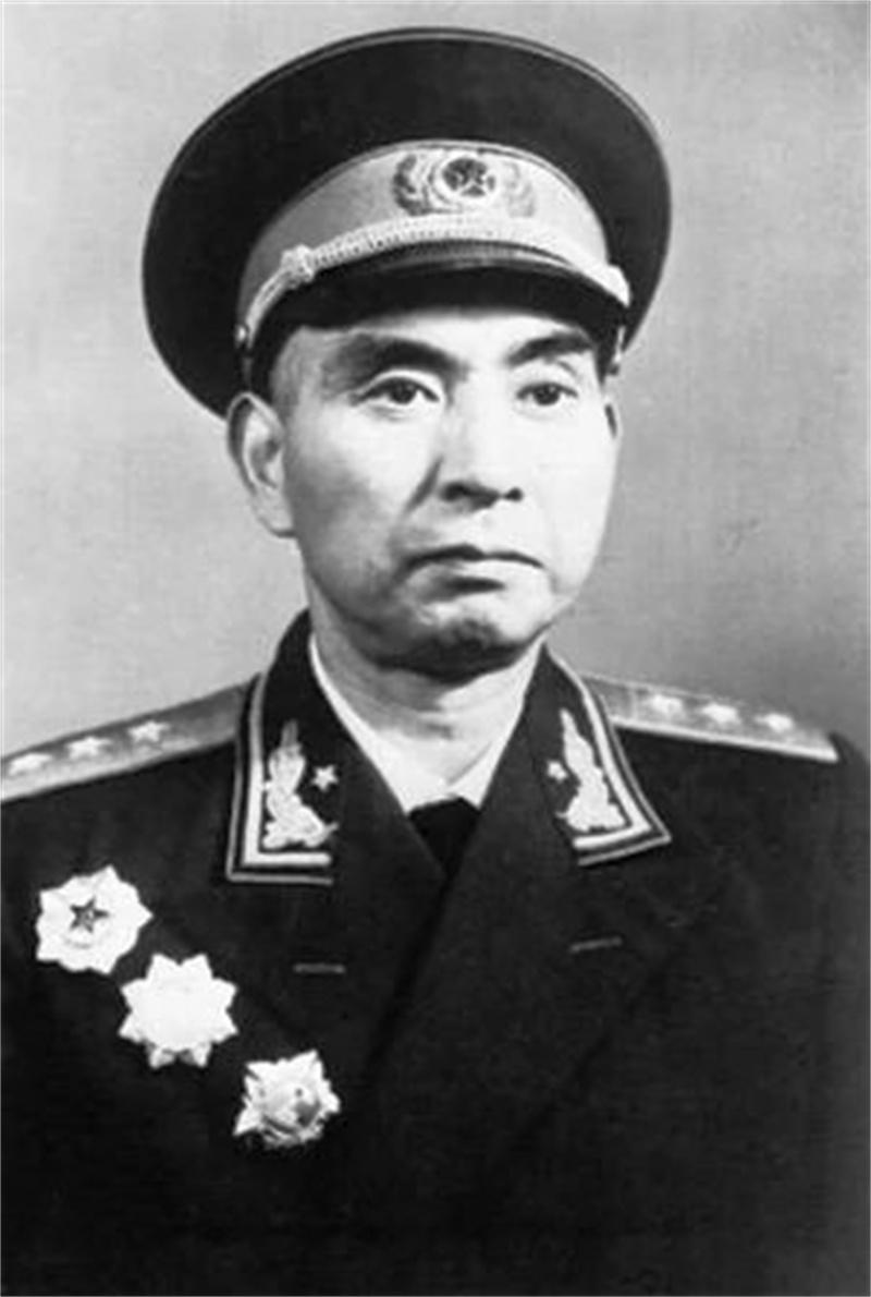 1960年5月，英国元帅蒙哥马利来华访问，时任北京军区司令员的杨勇陪其参观天津郊