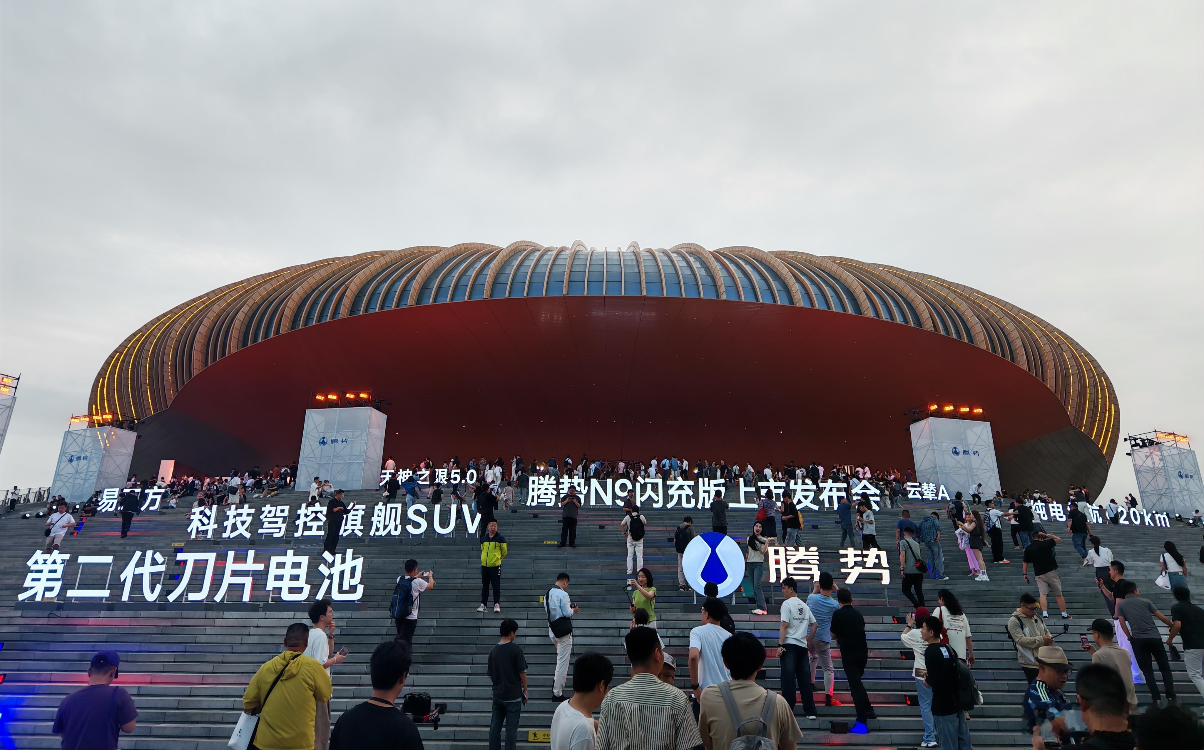 来了来了，腾势N9闪充版上市发布会。这次升级还是蛮大的，王力宏也会空降，期待值拉