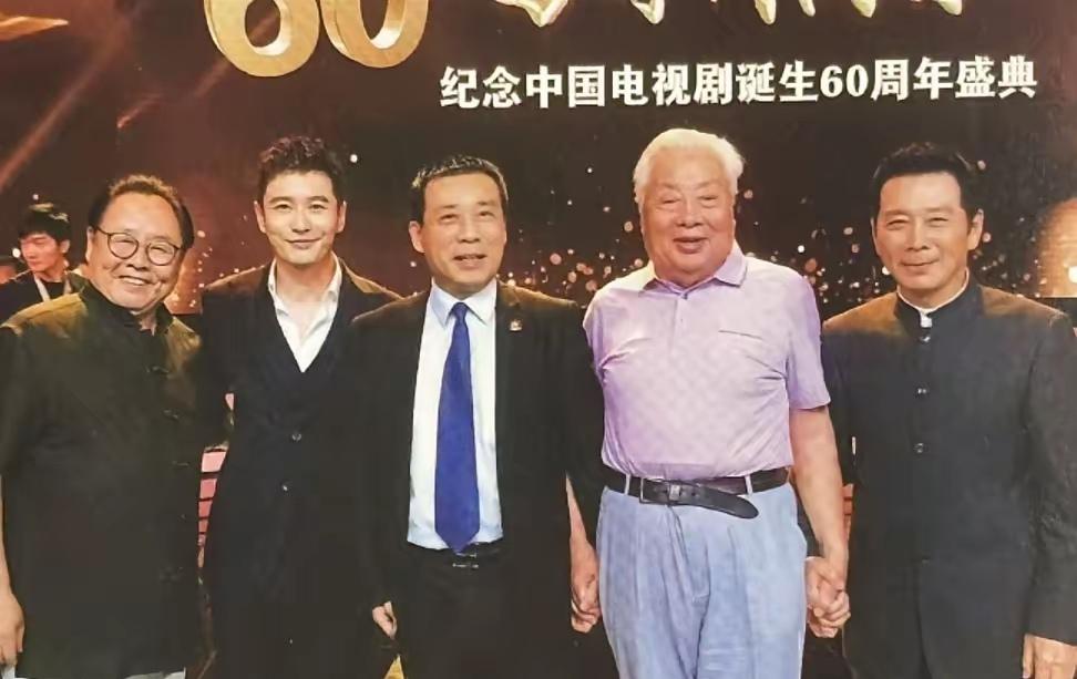 这张5人同框旧照，我一眼就认出了86版《西游记》中如来佛祖的扮演者朱龙广与猪八戒
