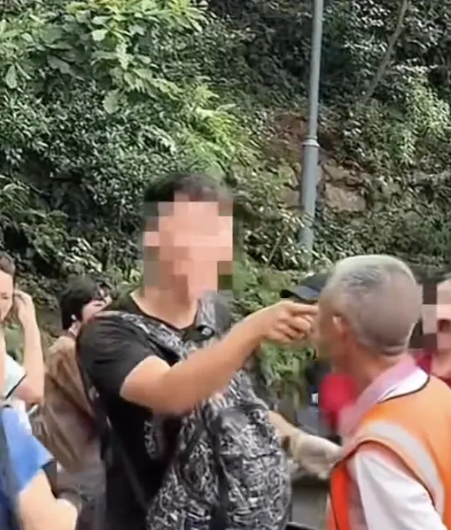 景区回应工作人员管猴子被游客指责怎么感觉这人大概率是在炒作？现在景区里猴子伤人的