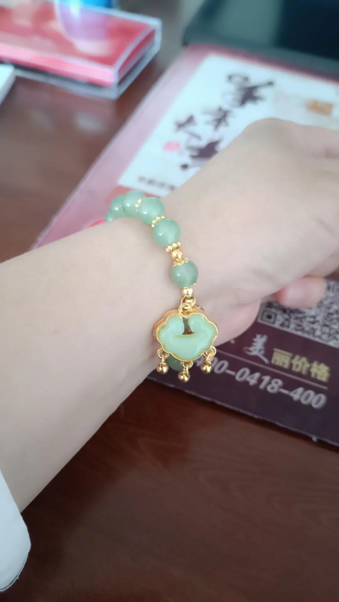 刚刚收到一个快递，里面是一条颇为好看的手链。本以为是闺女给我买的，一问才知道不是