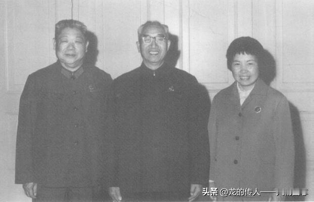 1972年5月，在大连，陈锡联夫妇与徐向前(中)合影。