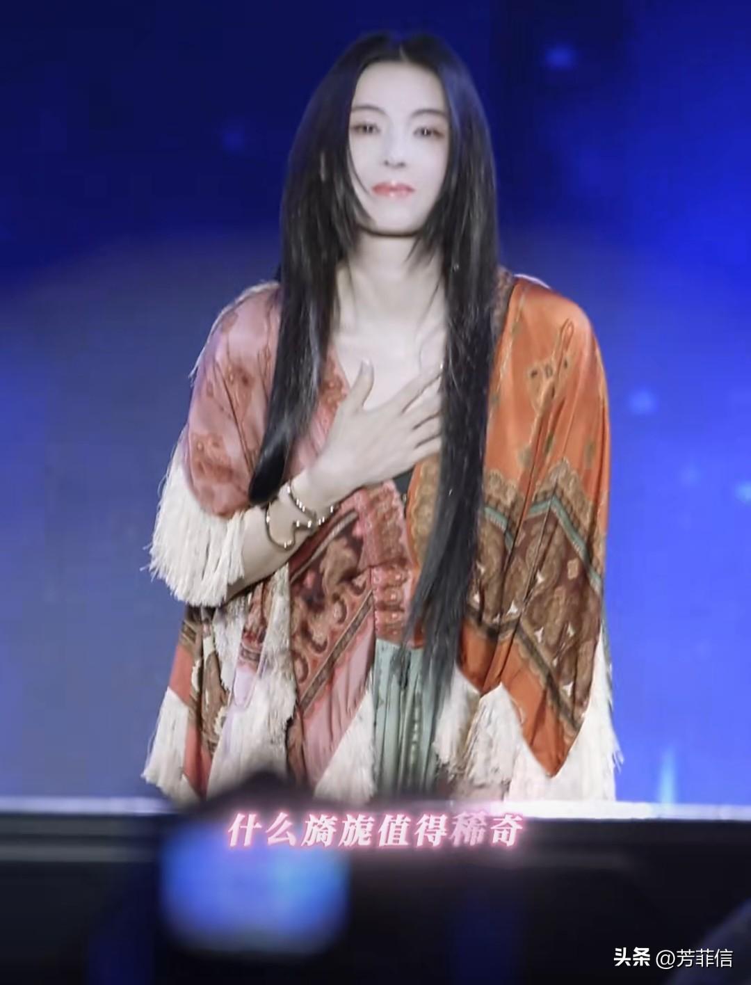 给张柏芝当儿媳妇应该压力很大吧，有个这么冻龄的婆婆在这里，都已经46岁了，还散发