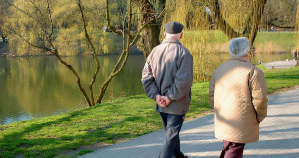 年纪大了要少散步？医生告诫：63岁以后这6件事要避开
小区里总能看见60多岁的长