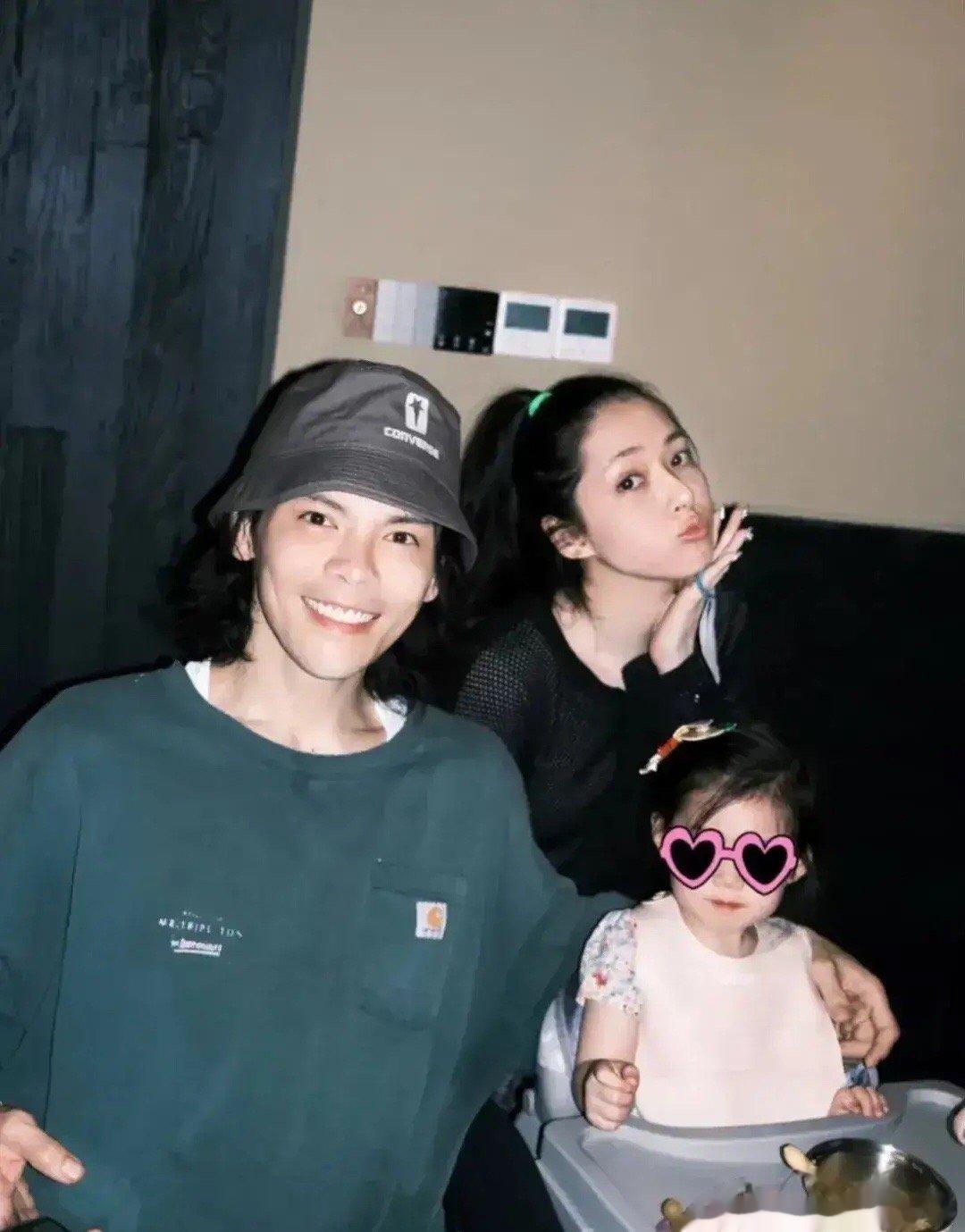 #向佐郭碧婷抱娃合照#向佐郭碧婷晒全家福，抱着儿女画面十分温馨！向佐在社交平台上