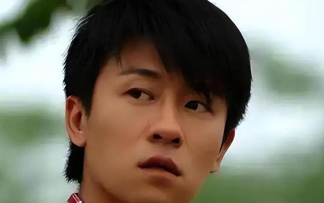 林雨申亲妈干妈都是大导演，捧了二十年硬是没火。结果人家娶了媳妇，把名字里加个“雨