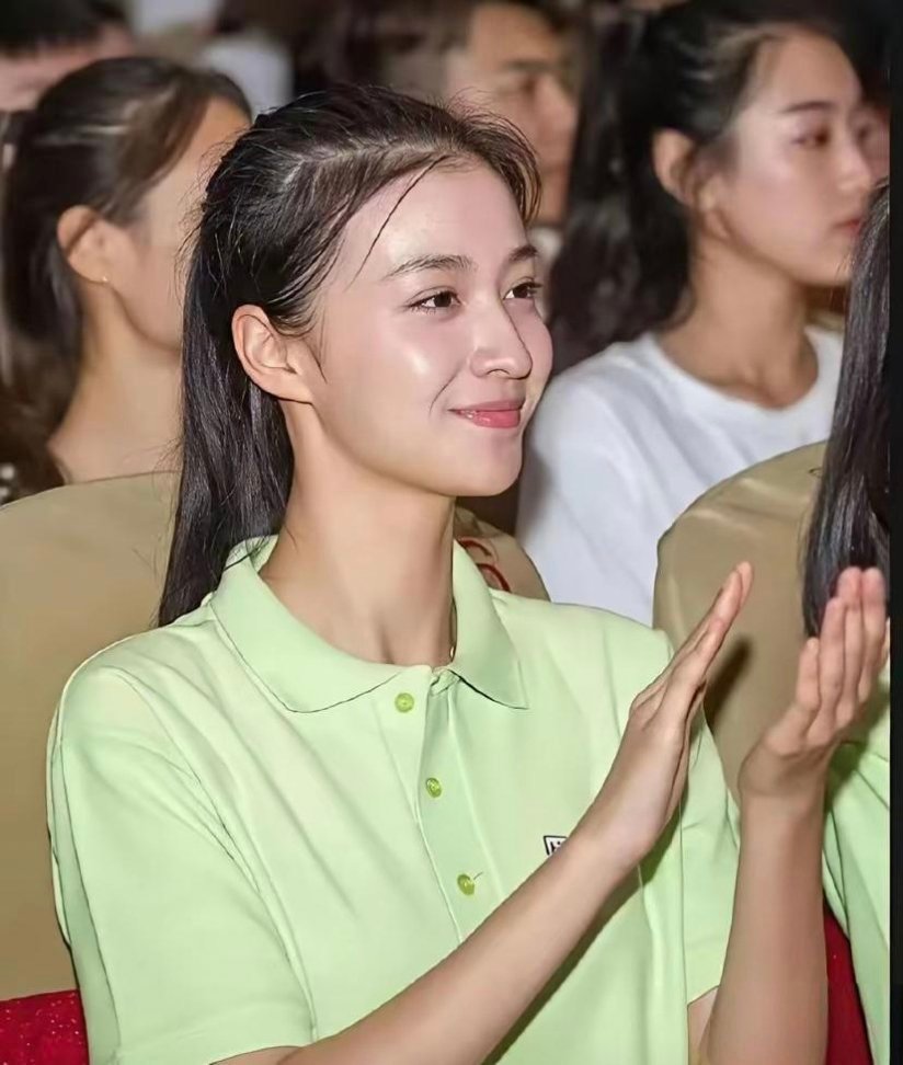 学生时代的王楚然，妥妥的纯欲天花板！这个素颜出镜，美得有点过分了，清爽又惊艳。我