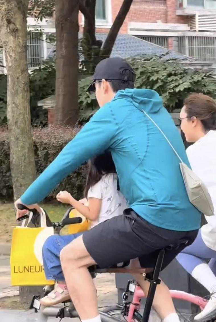 胡歌一家三口，小茉莉都这么大了。胡歌跟老婆带女儿骑行，夫妻俩有说有笑...