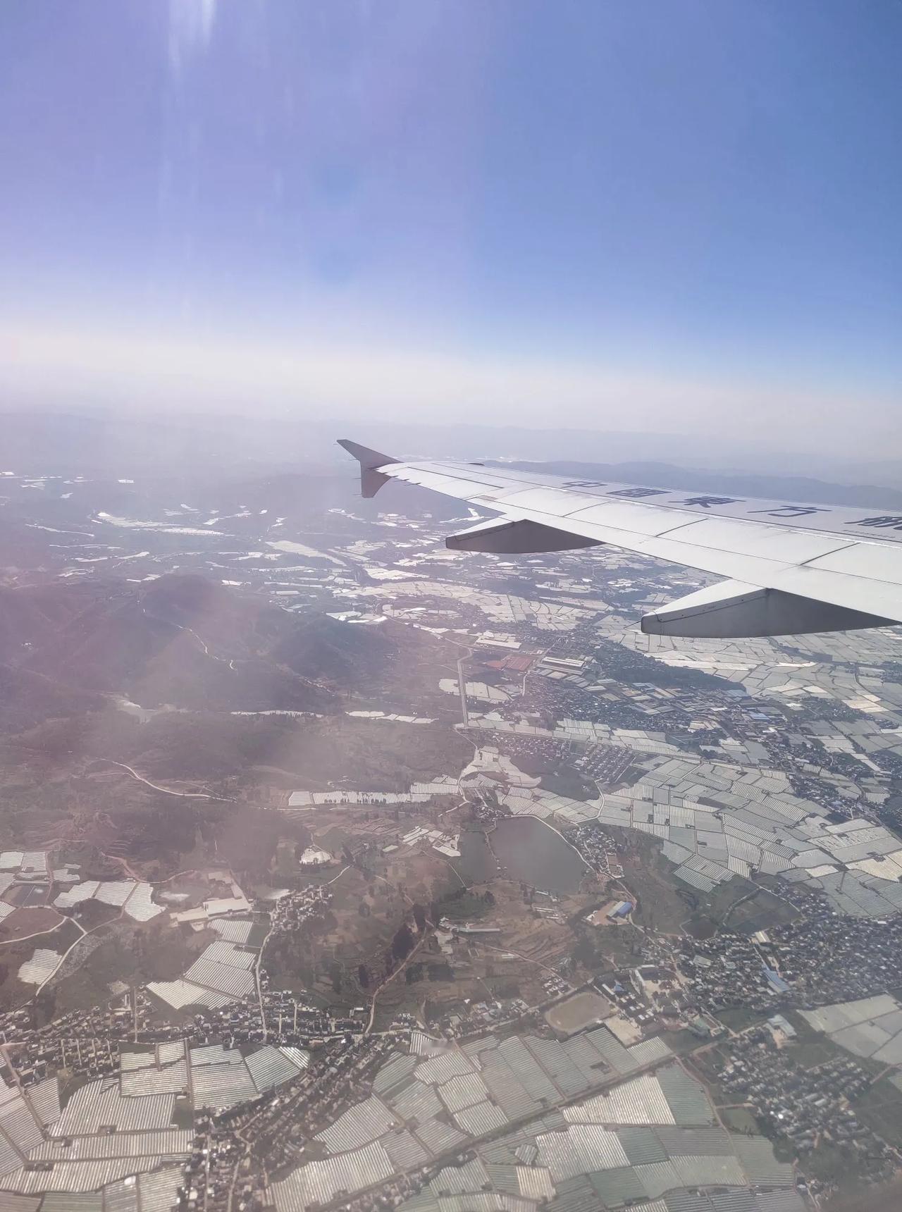 月光下的美景：从宁波飞往云南的万米高空之旅

在宁静而悠长的旅途中，我搭乘着飞机