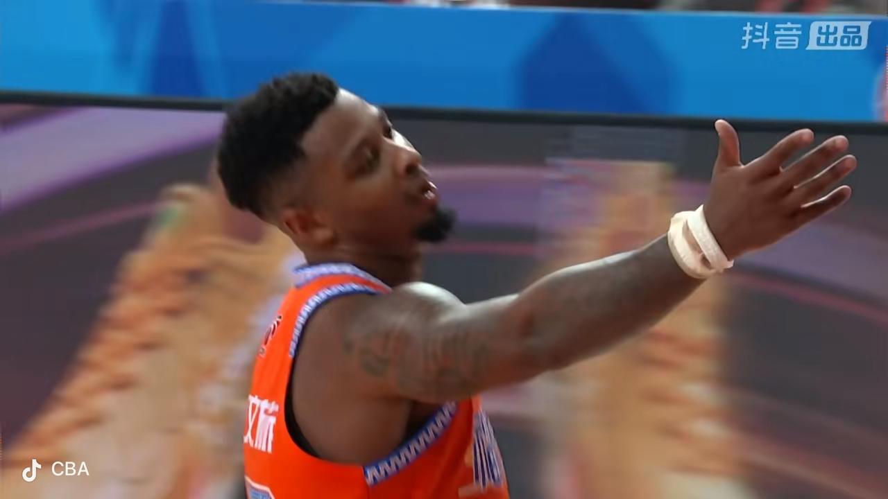 真的是不知道，前任新疆飞虎男篮的主教练是干什么吃的！

        看看新疆