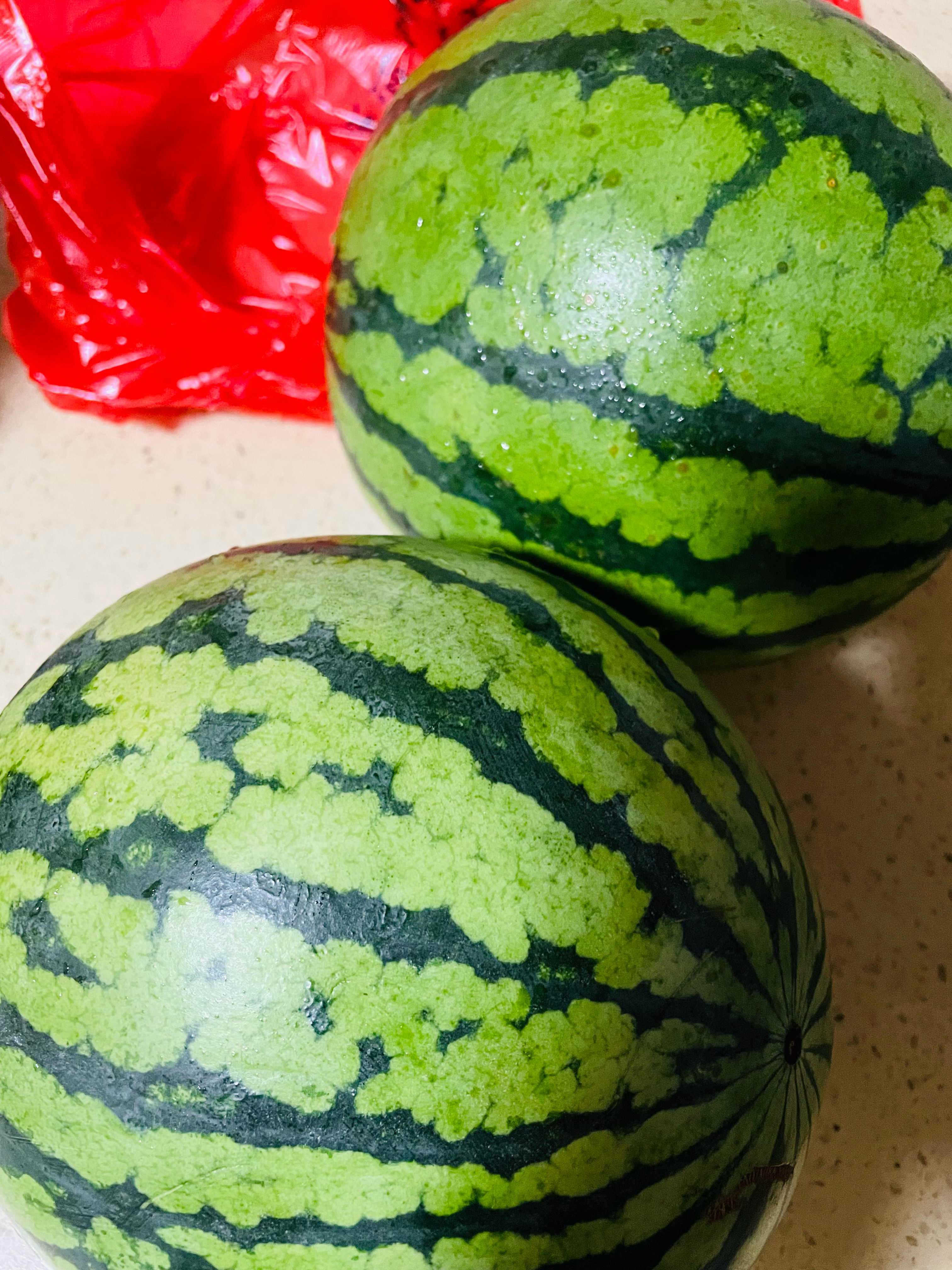 因为台风巴威刷到帖子说囤西瓜 说台风天后的西瓜不甜不好吃了 我昨晚去买了两个 买