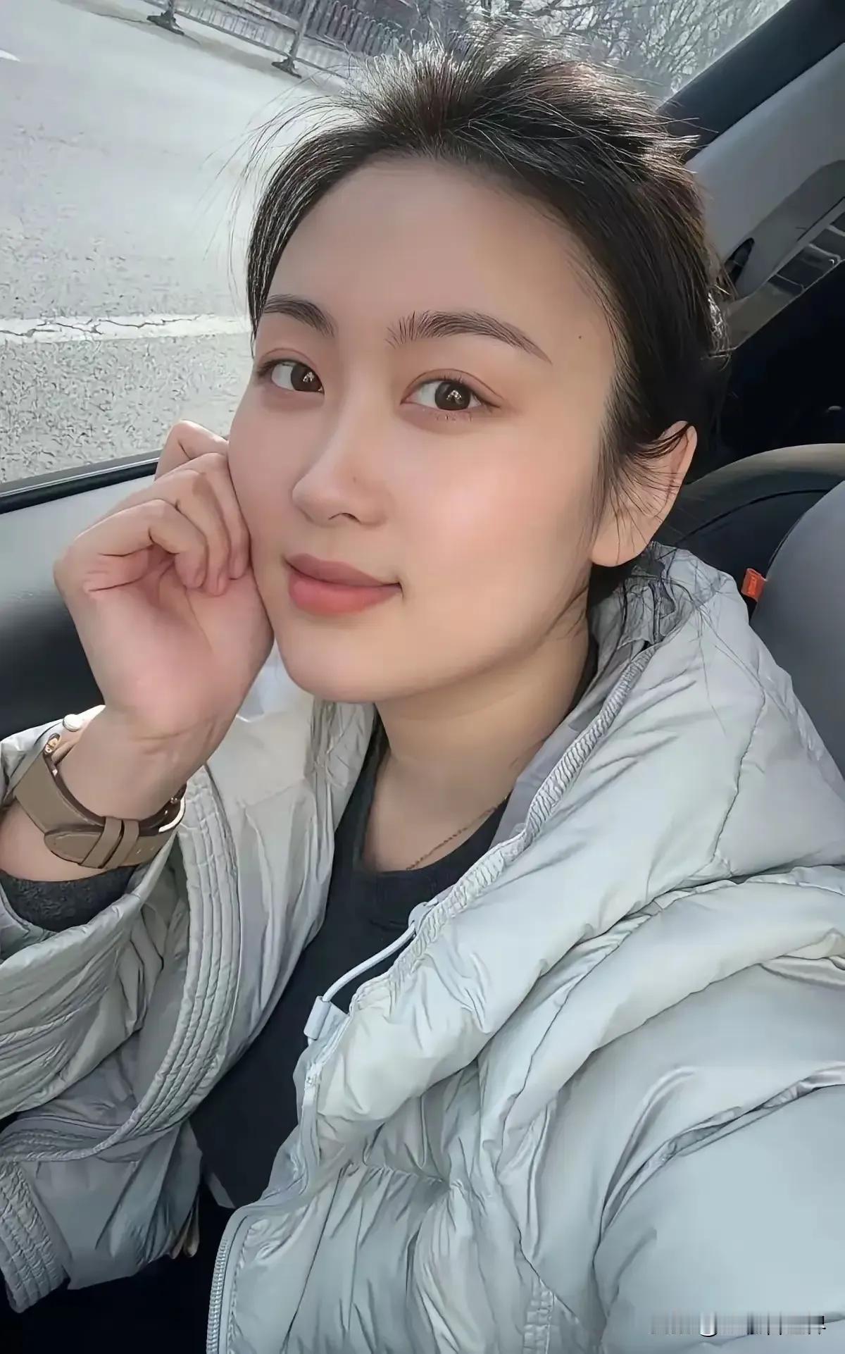 这个女的在哪里见过？是不是那次火车站那位？