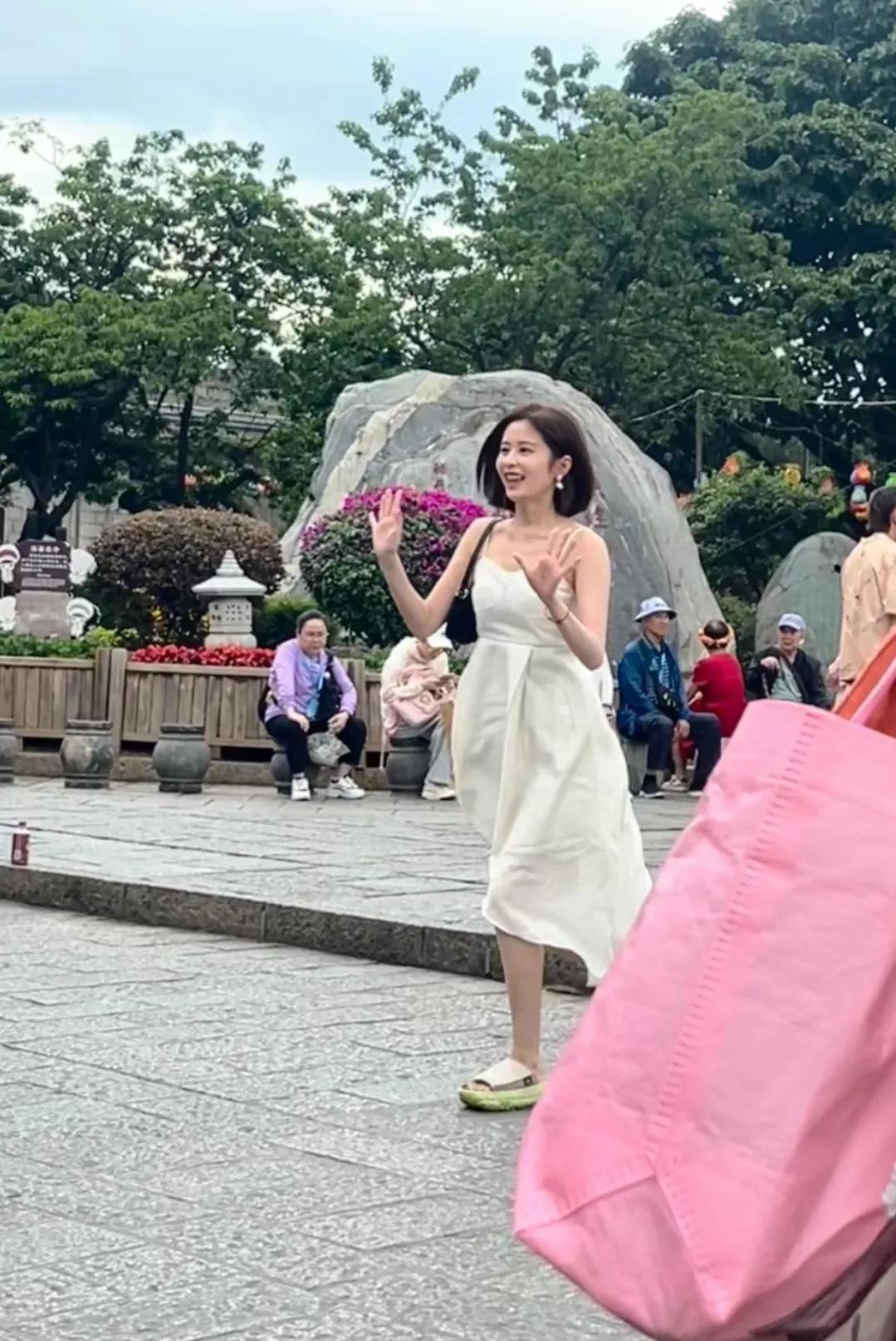 云南大理偶遇颖儿
她真的适合短发，长发很普通，短发很美
感觉她越来越漂亮了
明星