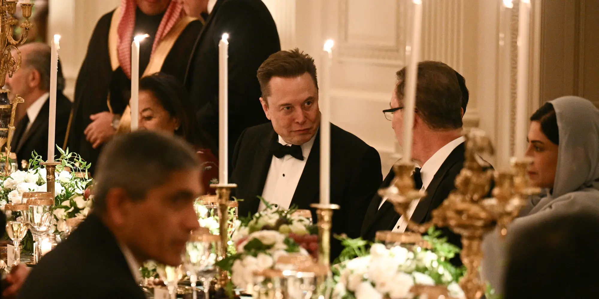 美国首富马斯克近日出席特朗普为沙特王储举办的白宫晚宴，引发关注。出席嘉宾还包括副