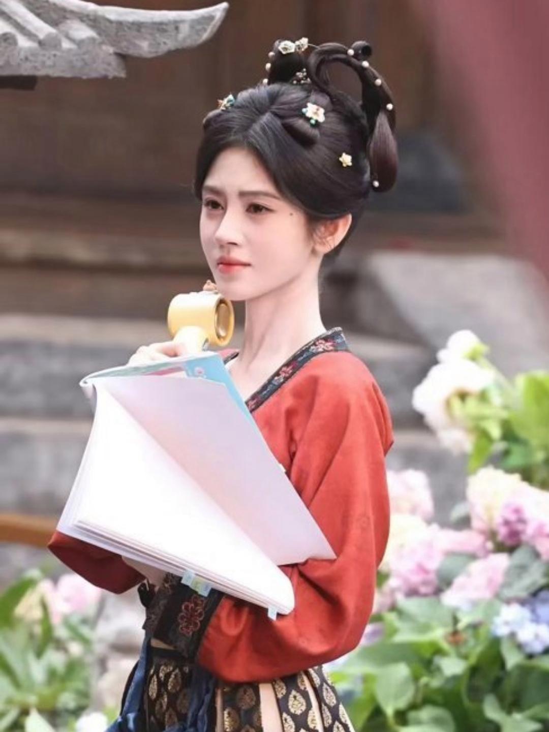 鞠婧祎最近《万花世界》的宫女路透，多少有点幻视当年《芸汐传》里的宫女妆造。只是以