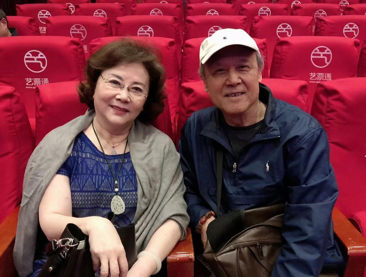 上世纪八十年代红极一时的两位老牌演员，塑造了诸多令人至今难忘的经典角色，陪伴着一