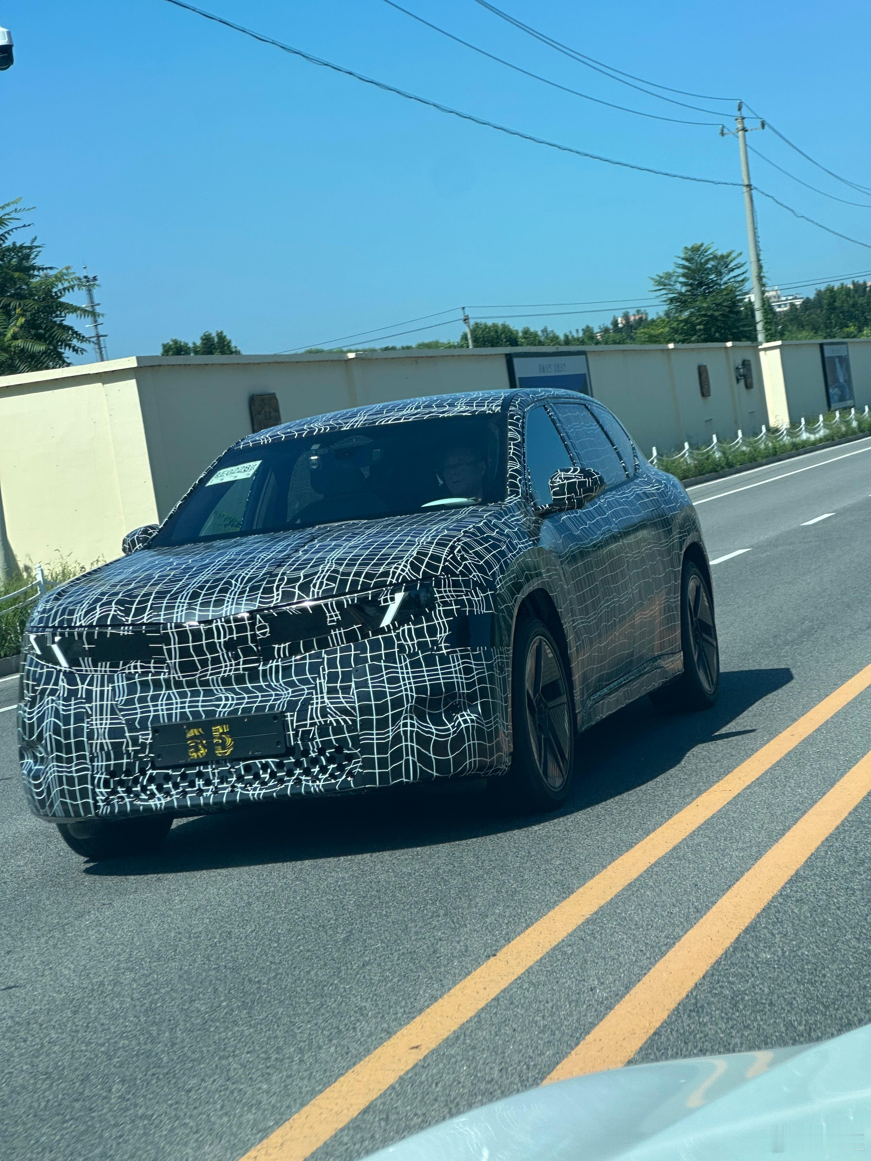 同事在北京拍到个伪装车。猜车 ​​​