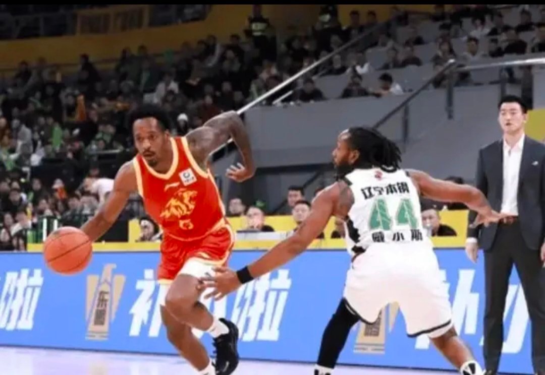 辽宁男篮以64-96惨遭广厦狂屠32分，创下辽宁本赛季最大分差失利纪录。付豪11