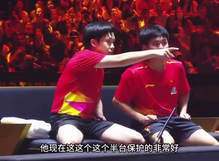 国乒这波老带新也太好磕了！世乒赛上王楚钦轮休没上场，直接变身场边专属教练，对着林