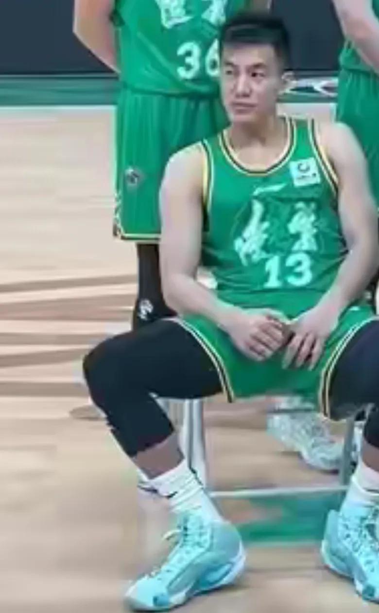 艾伦拍摄定妆照这一脸抑郁的样子，还是希望他快点好起来上场打球吧
#CBA联赛# 
