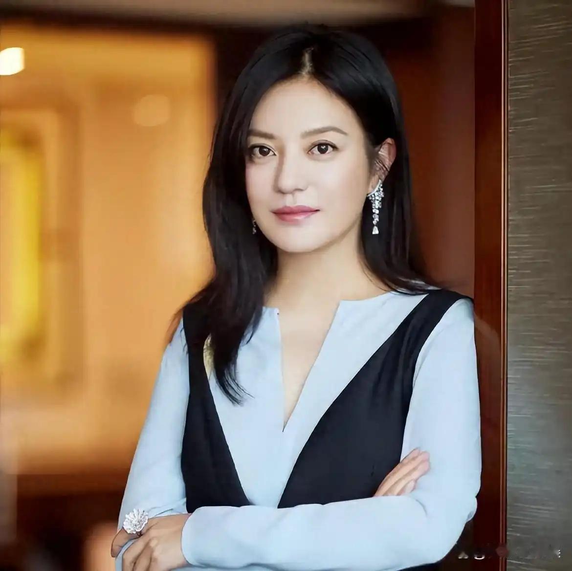 封杀5年后，50岁赵薇再次露面，离婚无事业，原来她还有一张底牌 