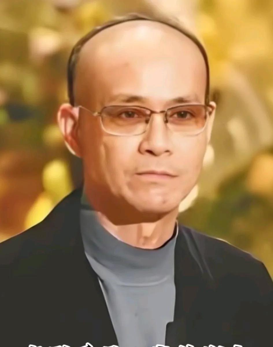 如果不是看到这张照片，估计会被郑少秋骗一辈子，之前有看到文章说郑少秋是戴着假发的