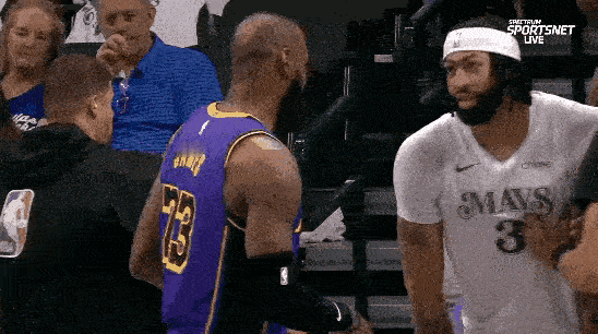 有点担心，詹姆斯自以为和浓眉哥相处得很好，一直在浓眉身前自娱自乐。
完全没有想过