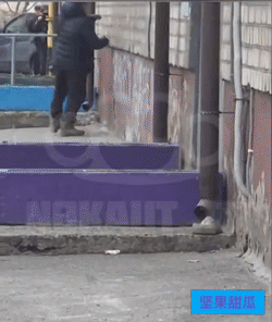 乌军心理疾病很严重，在扎波罗热，一名乌兵因为矛盾，在居民楼附近待了很久，他虽然没