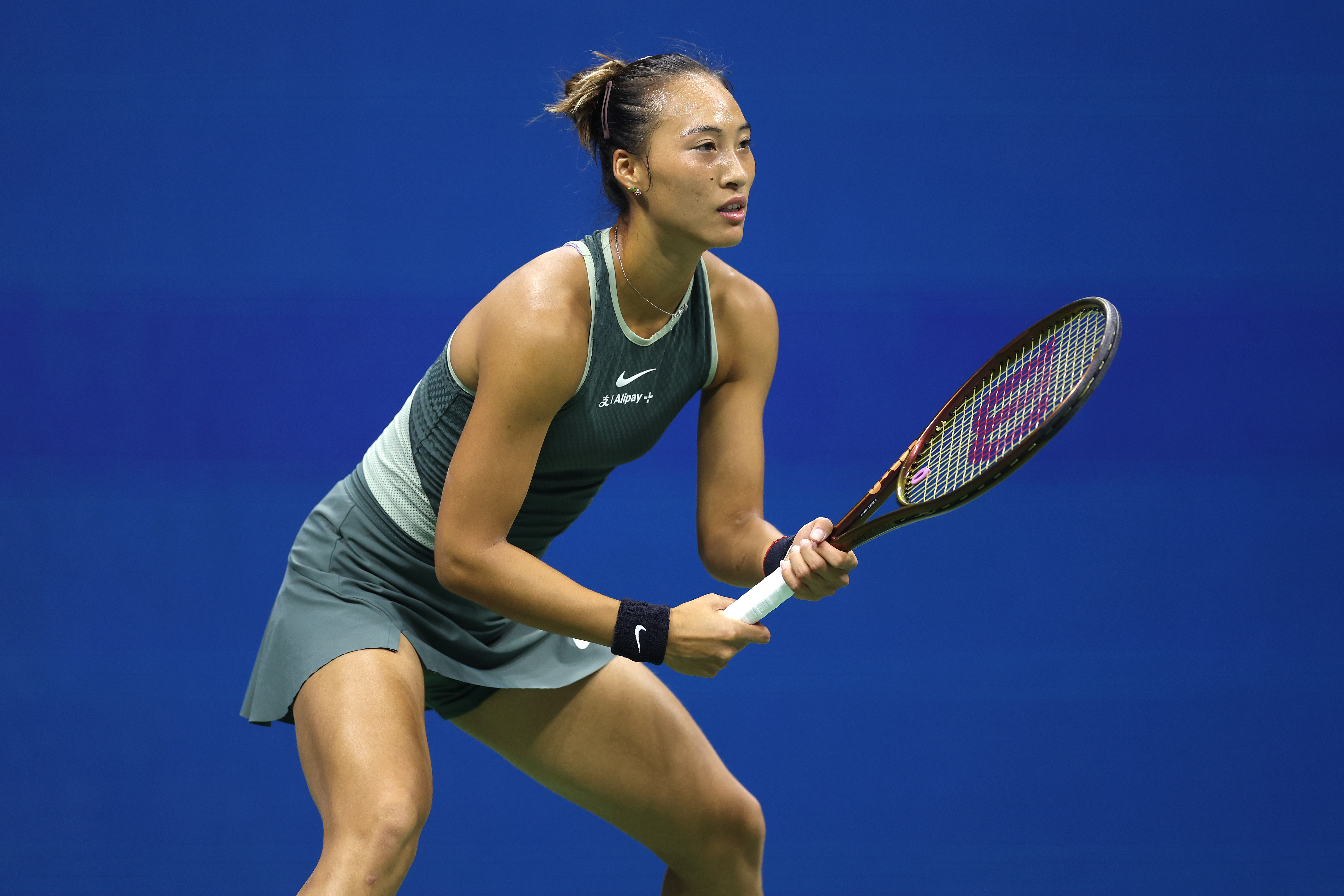 郑钦文晋级雅典站次轮✅WTA250雅典战女单首轮，把握第4个赛点，以7-5/6-
