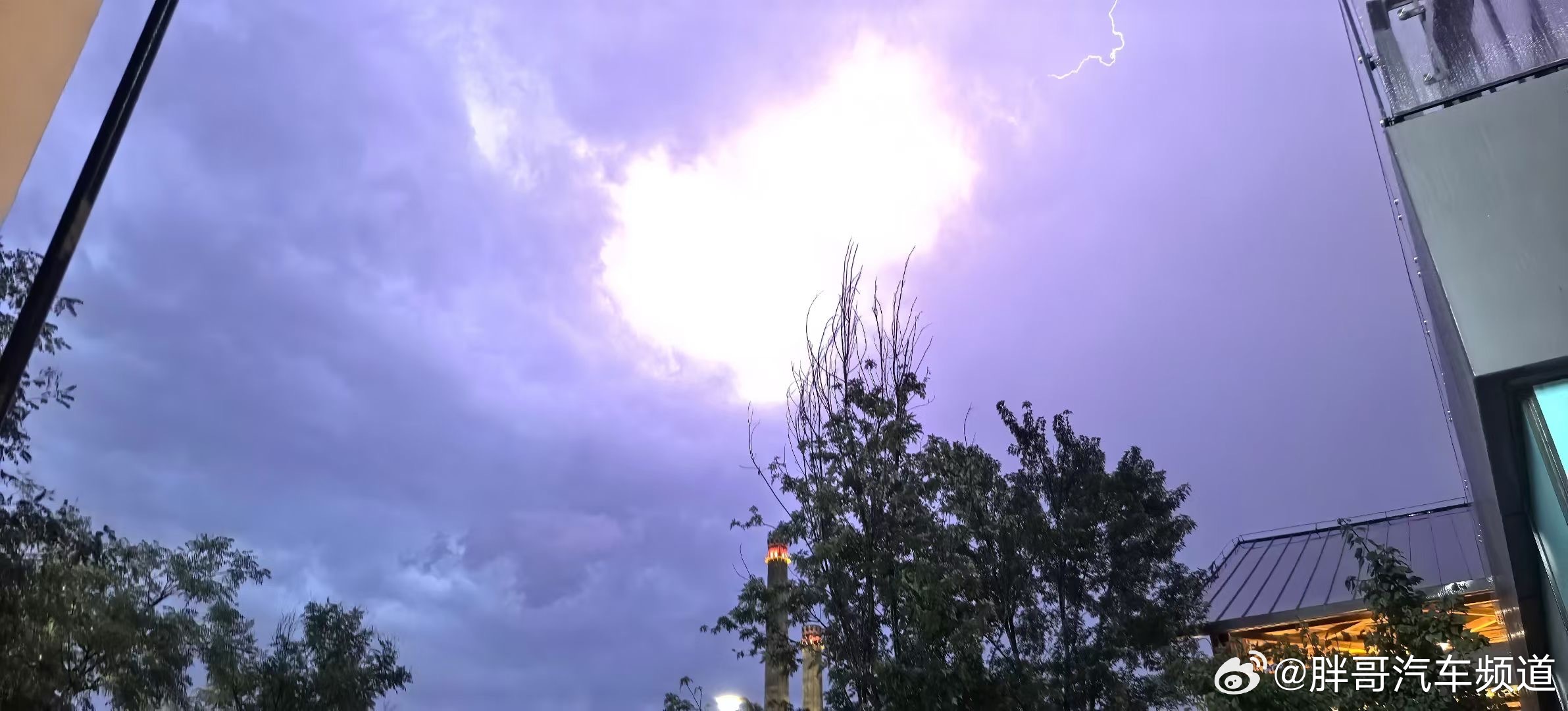胖哥汽车频道[超话] 不同区域的北京[喵喵]北京冰雹 北京暴雨 ​​​