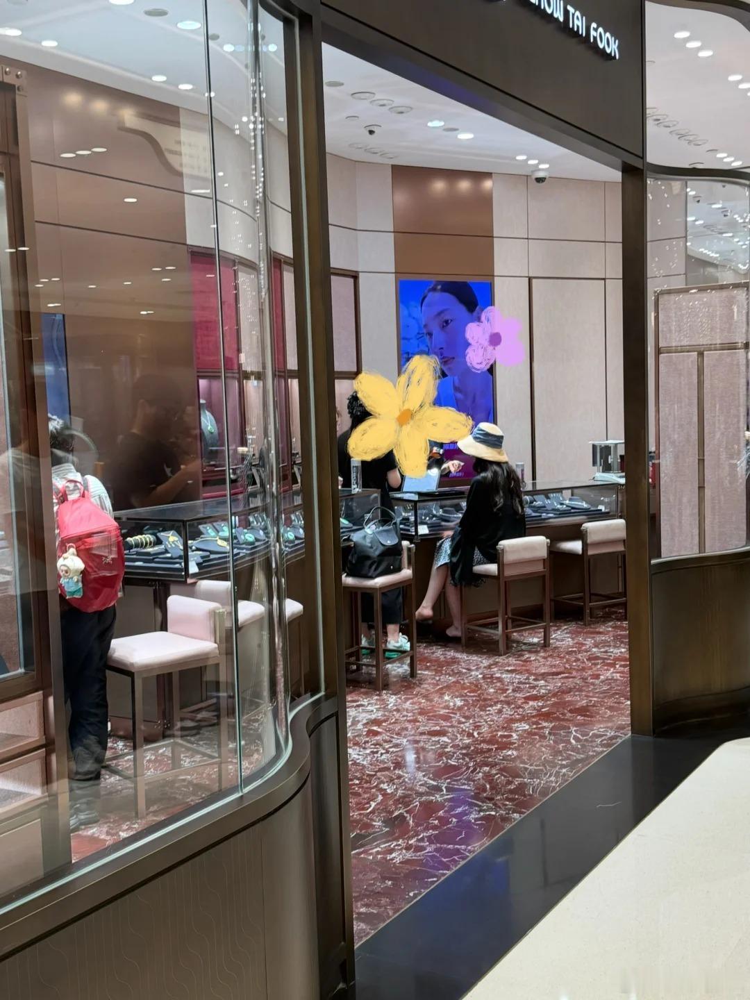 刘亦菲给员工送黄金富有且大方的仙女姐姐刘亦菲给员工送黄金，之前剧组杀青也给同组演
