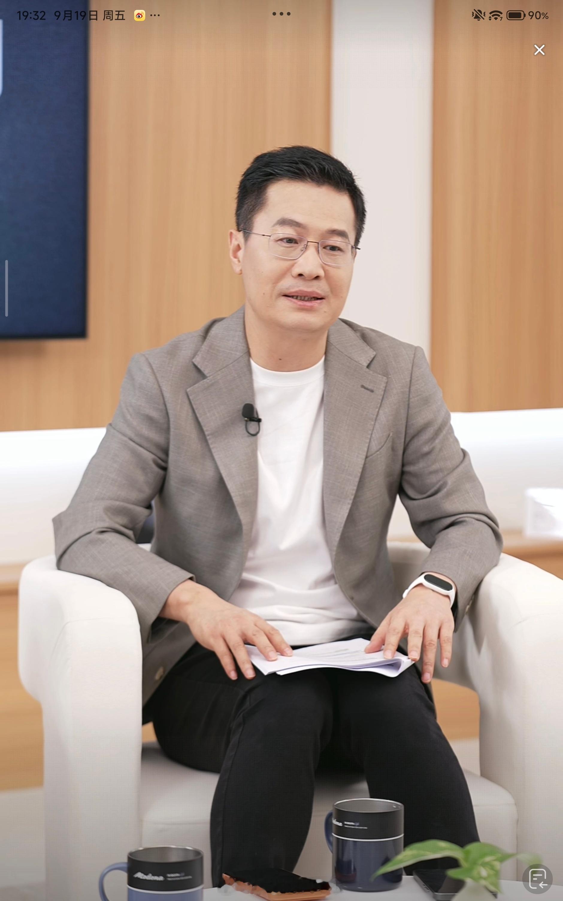卢伟冰剧透直播 卢总在直播中透露，小米17系列全球首发第五代骁龙8至尊版 ，独占