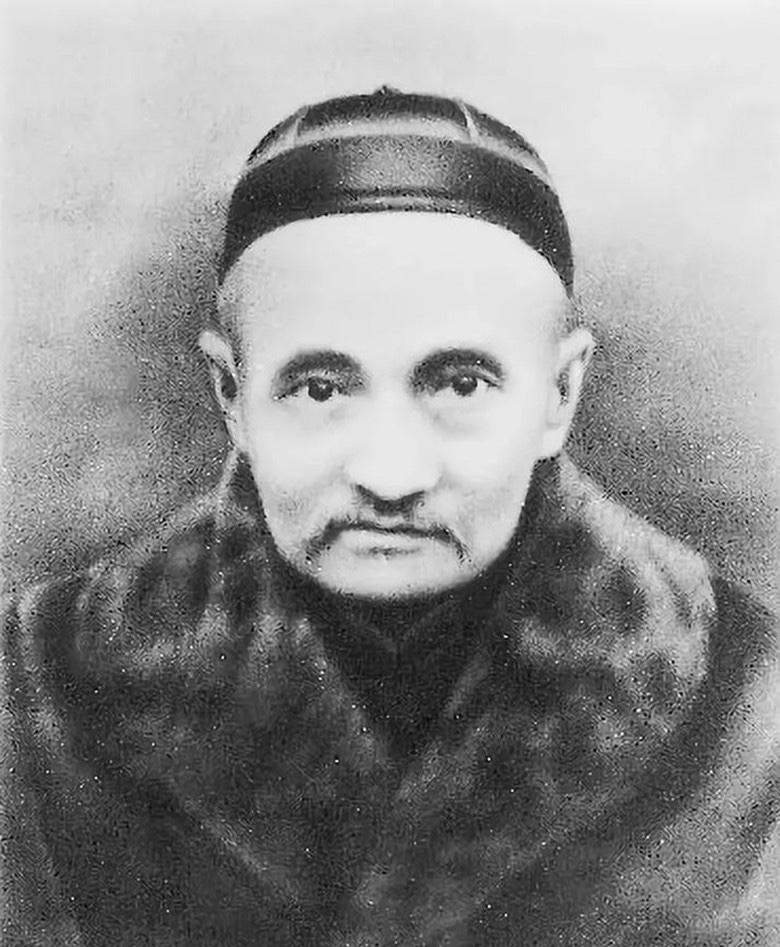 1941年，毛主席的胳膊疼得抬不起来，西医折腾了2个多月都不见效。这时，一个老中