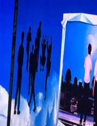 时代少年团演唱会好抽象的舞美时代少年团舞美剪影是早期爬门 别人家舞美是视觉盛宴，
